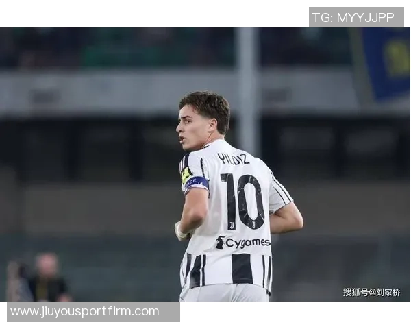 伊尔迪兹赛后与大卫路易斯合影留念称赞传奇球员的精彩表现