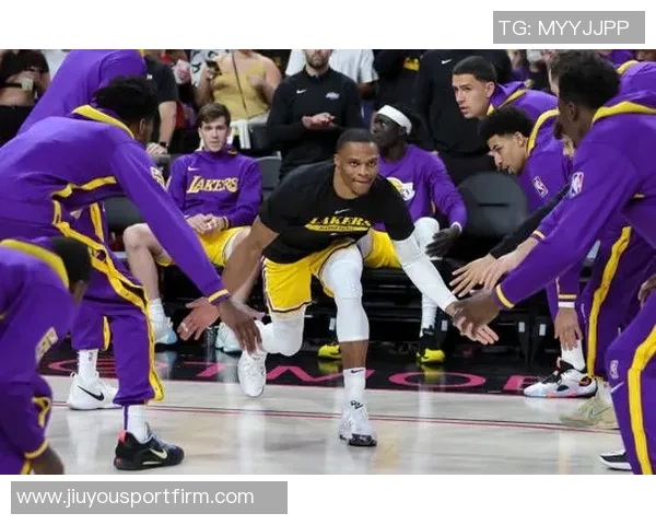 浓眉在训练营增重13斤展现更强壮体态引发球迷热议